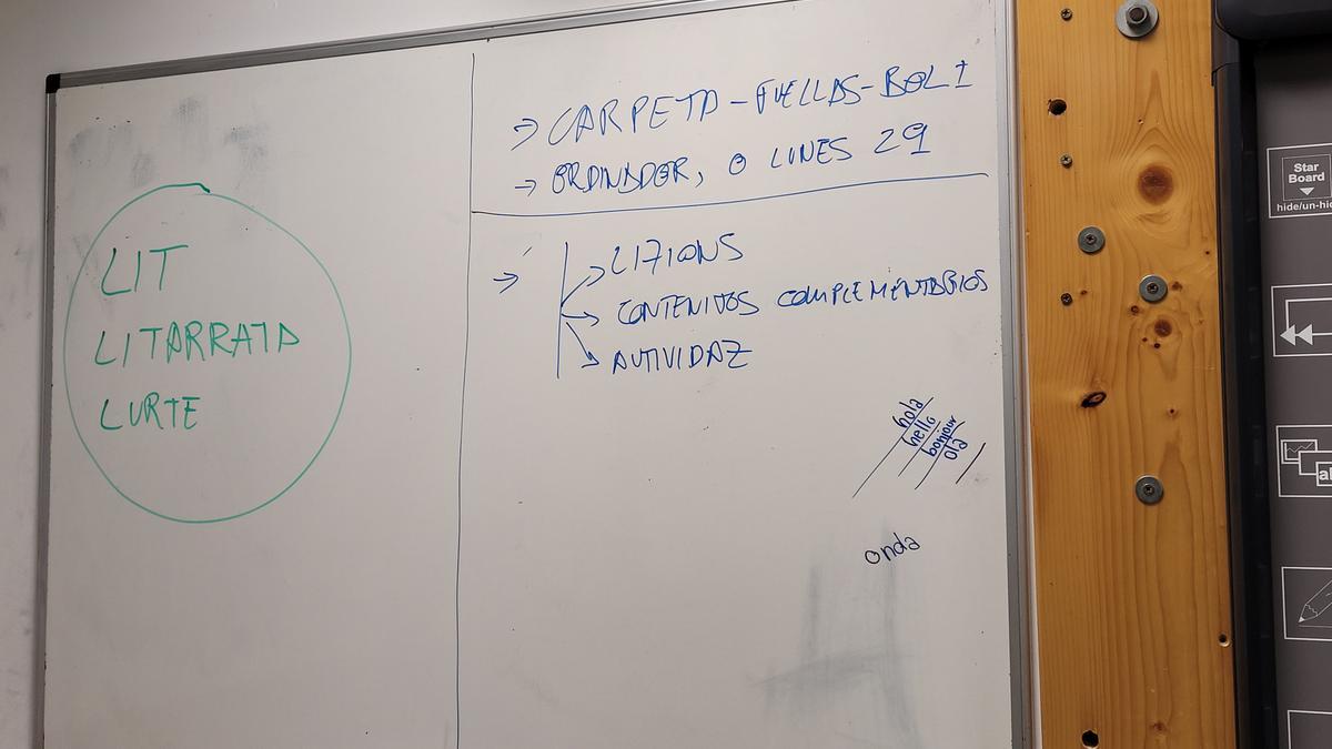Pizarra con anotaciones en lengua aragonesa en un aula del IES Ramón y Cajal, en la capital altoaragonesa.
