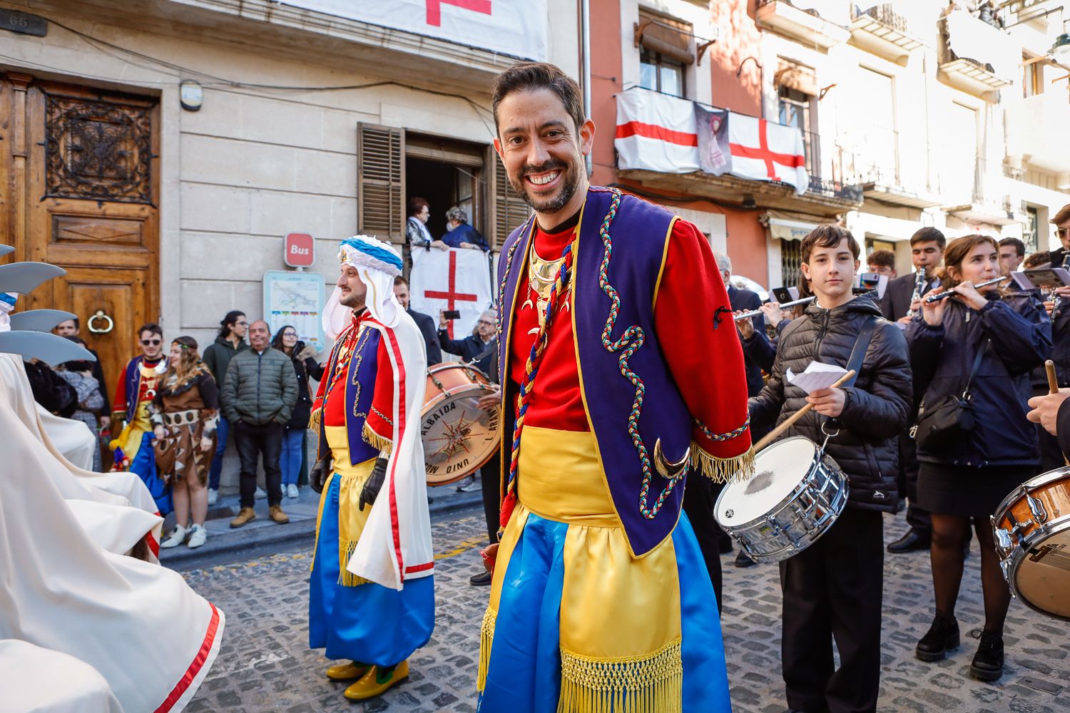 El desenfadado acto con caballos de cartón atrae cada año a un mayor número de espectadores