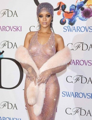 Rihanna llevó un vestido con transparencias en la entrega de los premios a los diseñadores americanos