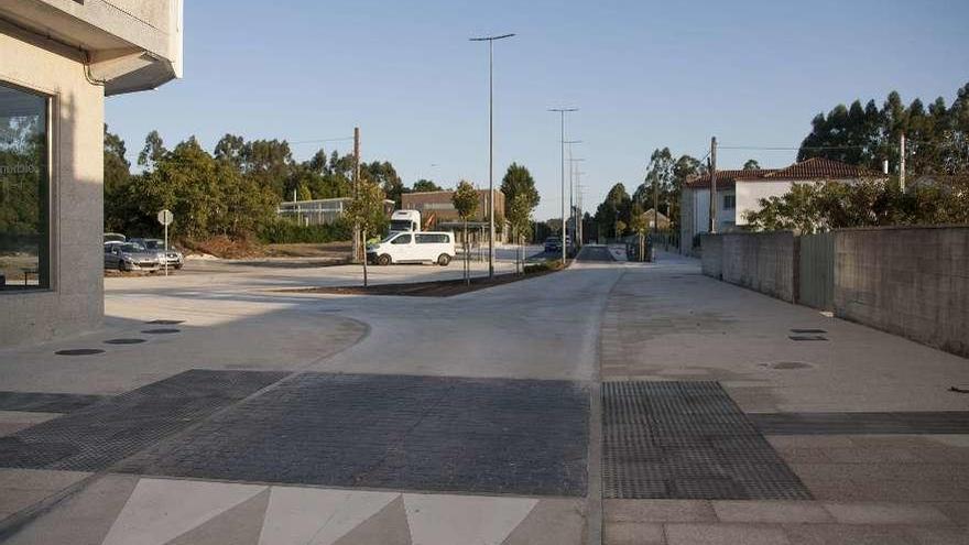 El tramo cuenta con pasos sobreelevados, nueva iluminación y zona de aparcamiento. // Bernabé/Ana Agra