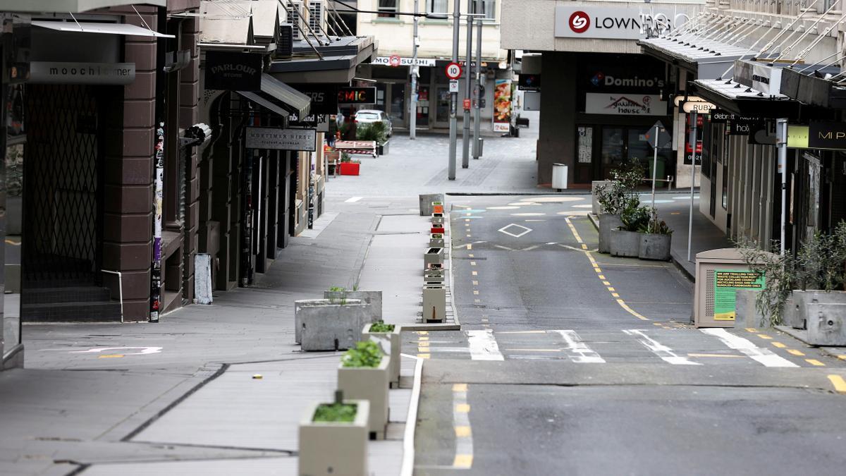 Imagen de una desértica calle de Auckland tomada el pasado 26 de agosto, durante su confinamiento.