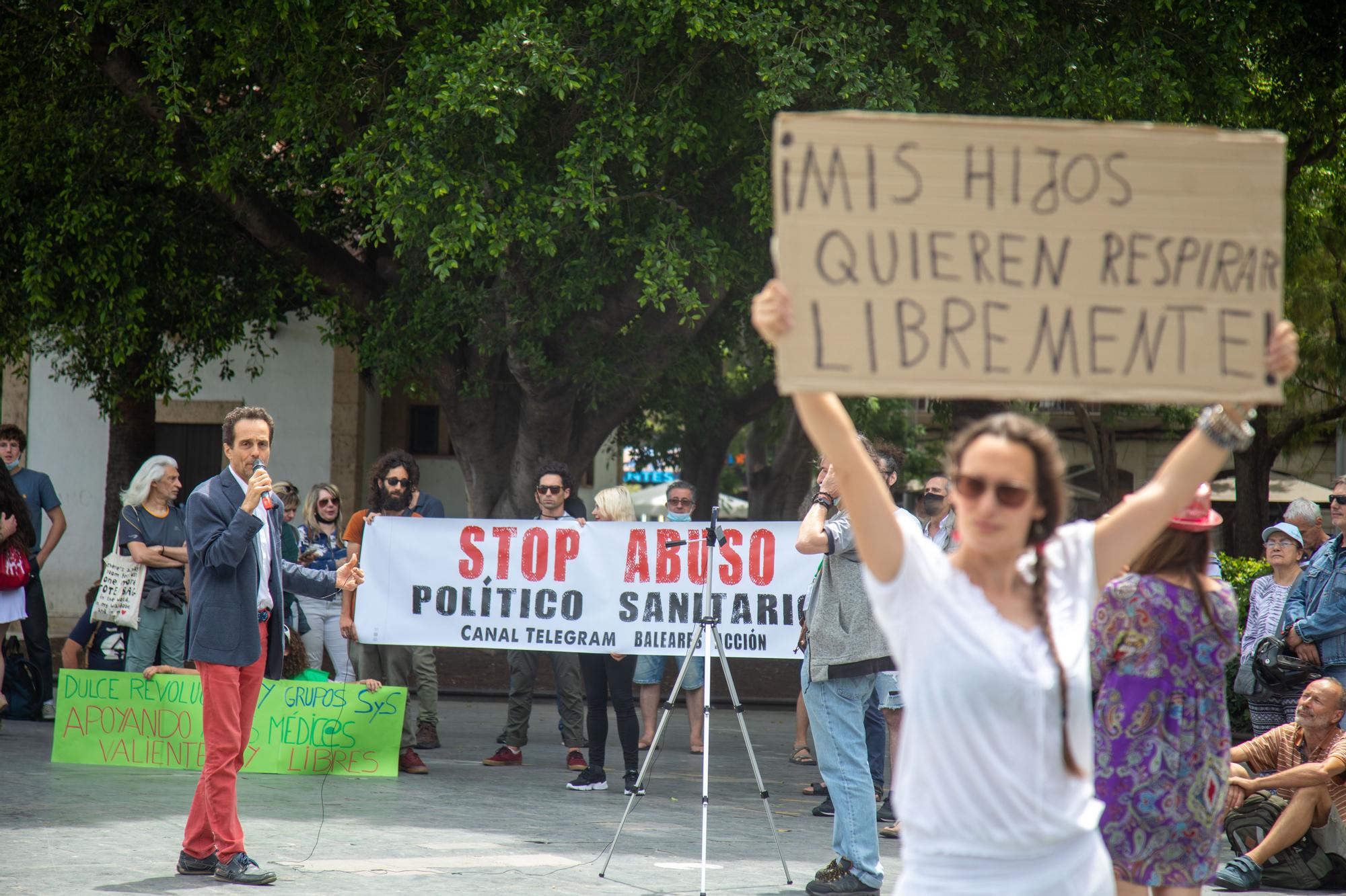 Una médica que ejerce en Manacor participa en una protesta antivacunas: "No van a dar la inmunidad que toca"