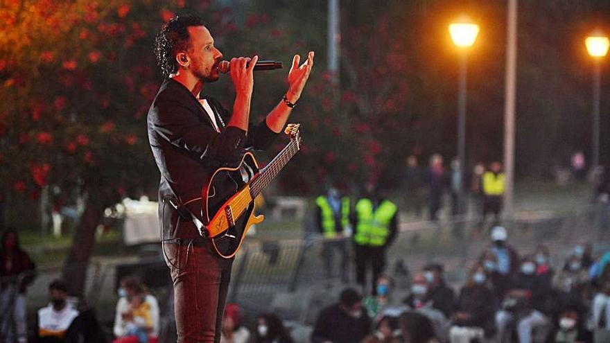 El cantante Gustavo Almeida durante su actuación del sábado. |   // G.S. 