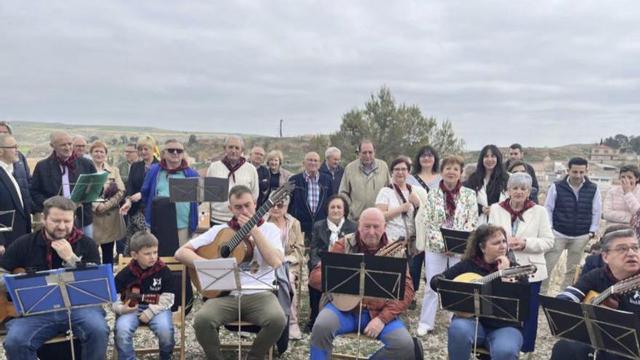 Aires de Moyuela amenizó la procesión y misa.