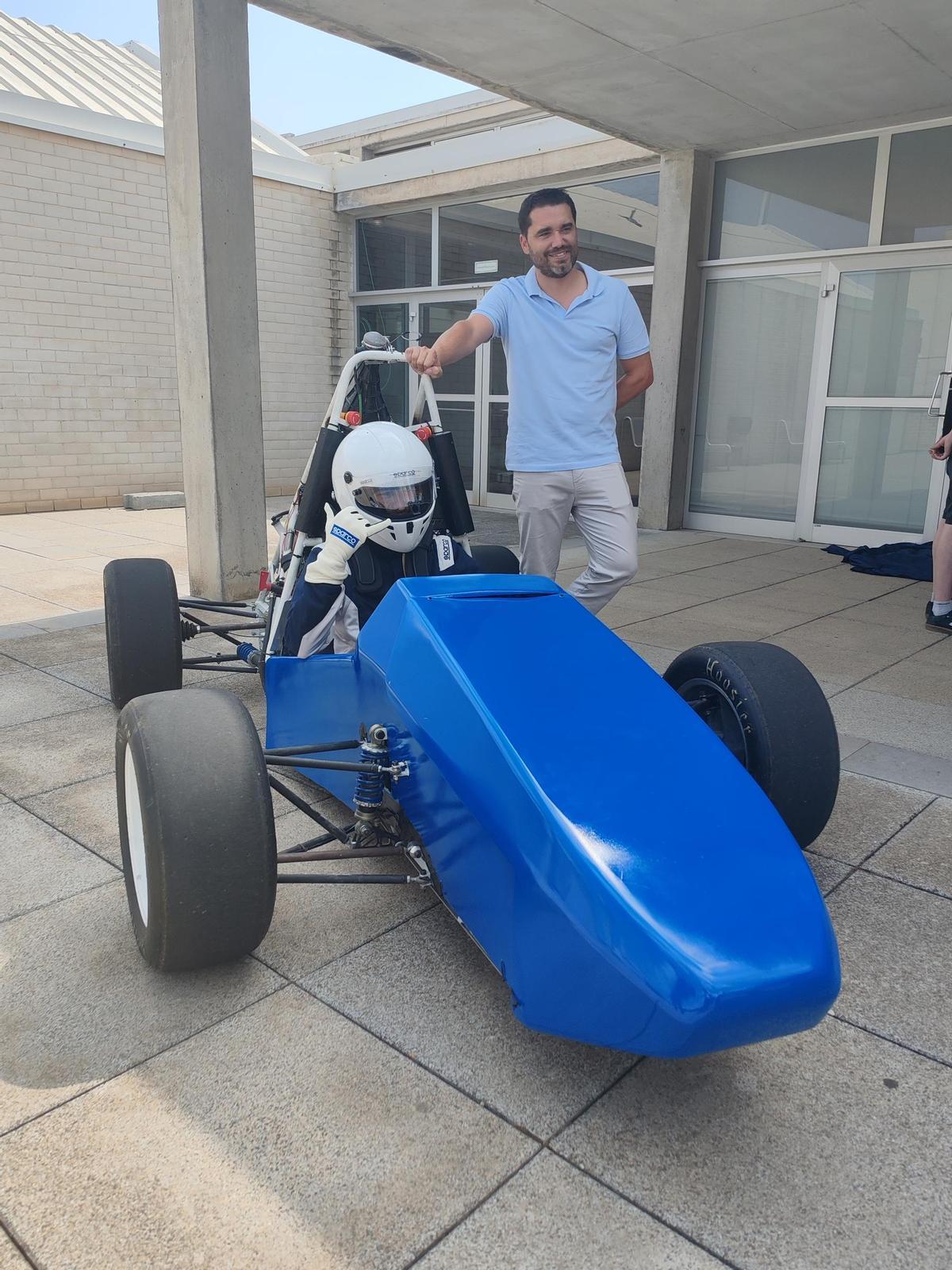 Aleix Martí dins el monoplaça amb l'equipació completa