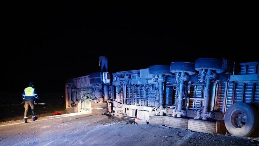 Vuelca un camión en la autovía A-4 en Córdoba