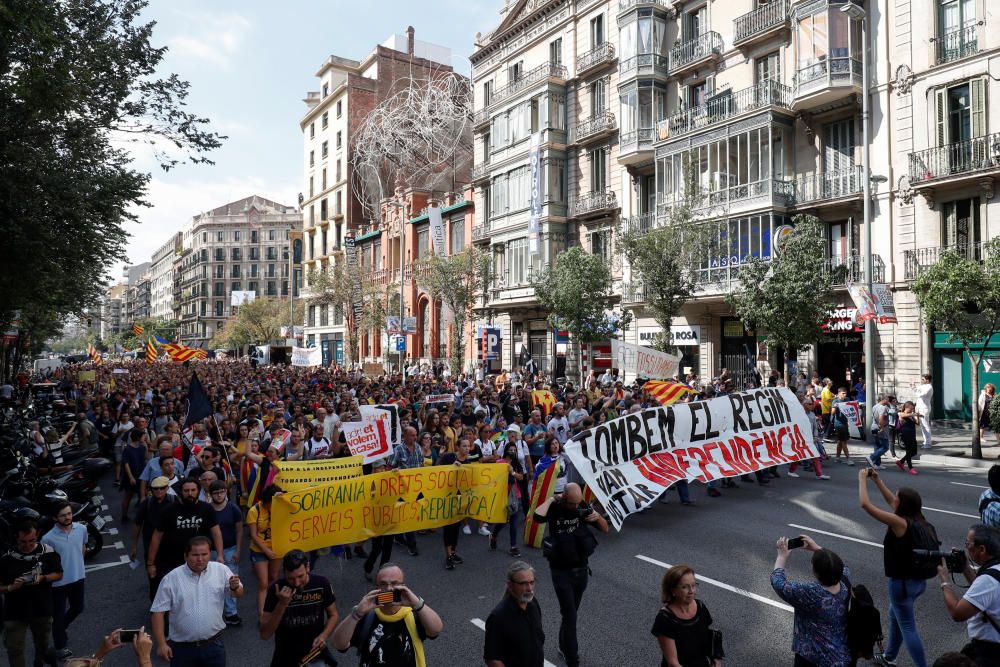 Milers de persones reivindiquen el mandat de l''1 d''octubre al centre de Barcelona