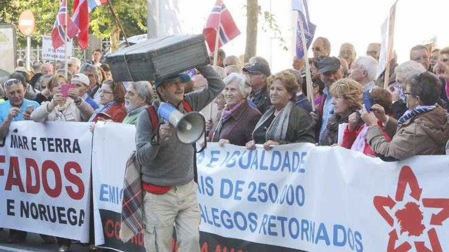 Exmarinos en Noruega y emigrantes retornados protestan ante el Parlamento