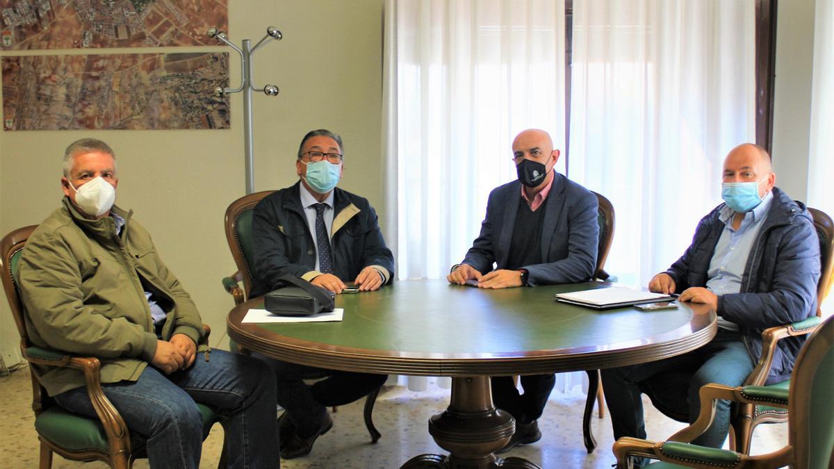 Álvaro Martínez, José María Ramírez, Samuel Moraleda y Antolín Trigo en la reunión celebrada en el Ayuntamiento de Almendralejo.