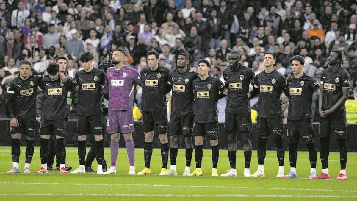 Los futbolistas del Valencia CF que jugaron de inicio en el Santiago Bernabéu, durante el minuto de silencio.