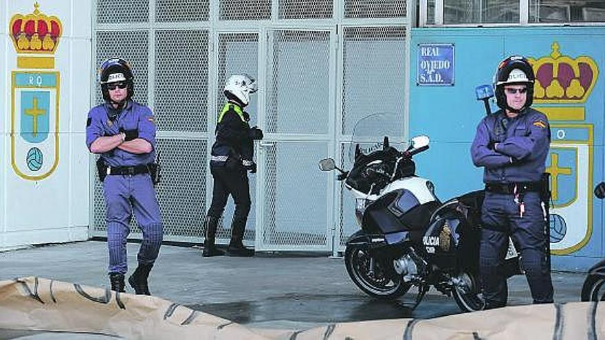 La policía custodia las oficinas del Oviedo en la tarde de ayer.