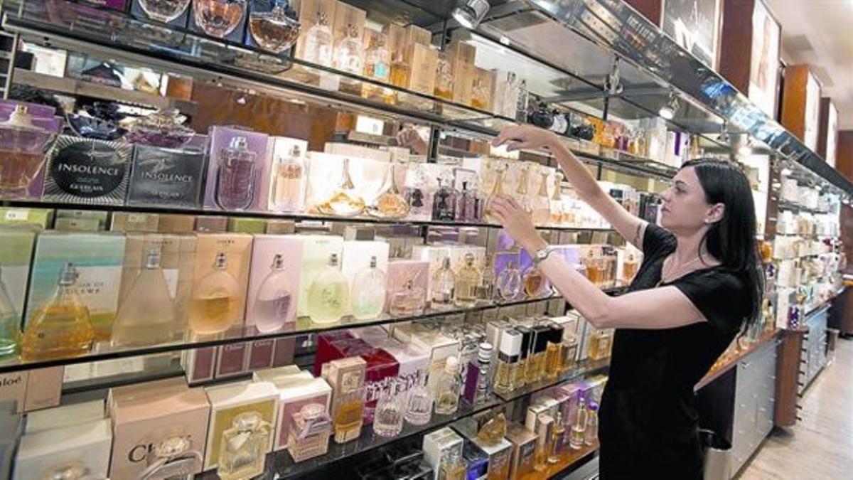 Productos de perfumería expuestos en un establecimiento de la cadena Regia, en el paseo de Gràcia de Barcelona.