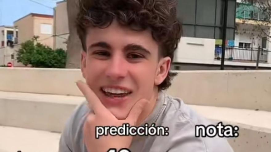 Un joven de Murcia necesita un 13,8 en la PAU para entrar a la universidad y así reaccionan al ver sus notas: &quot;Perdón por vivir en el mismo planeta que tú&quot;