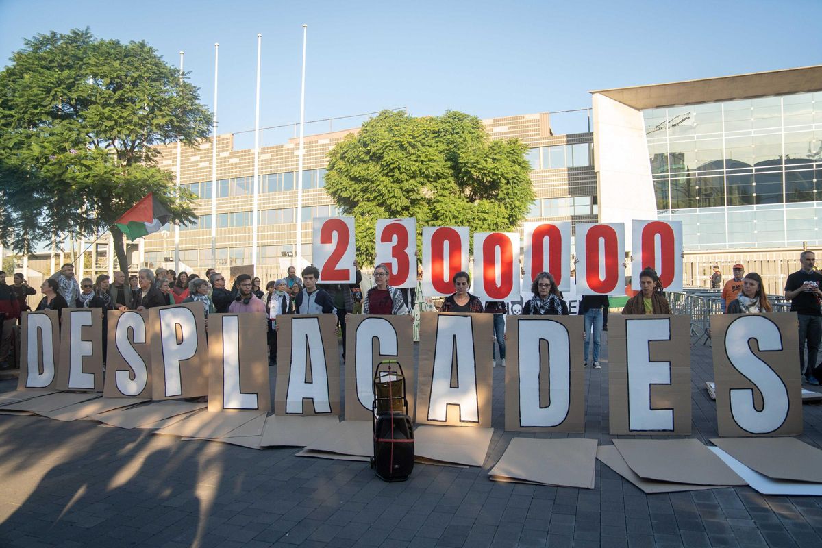 Ecologistas y activistas propalestinos protestan contra la feria Aviation Week en Barcelona