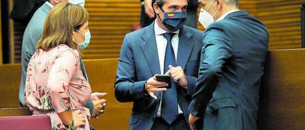 Los diputados del PP Isabel Bonig, Jorge Bellver y Rubén Ibáñez hablan con Toni Cantó (Cs). | GERMÁN CABALLERO