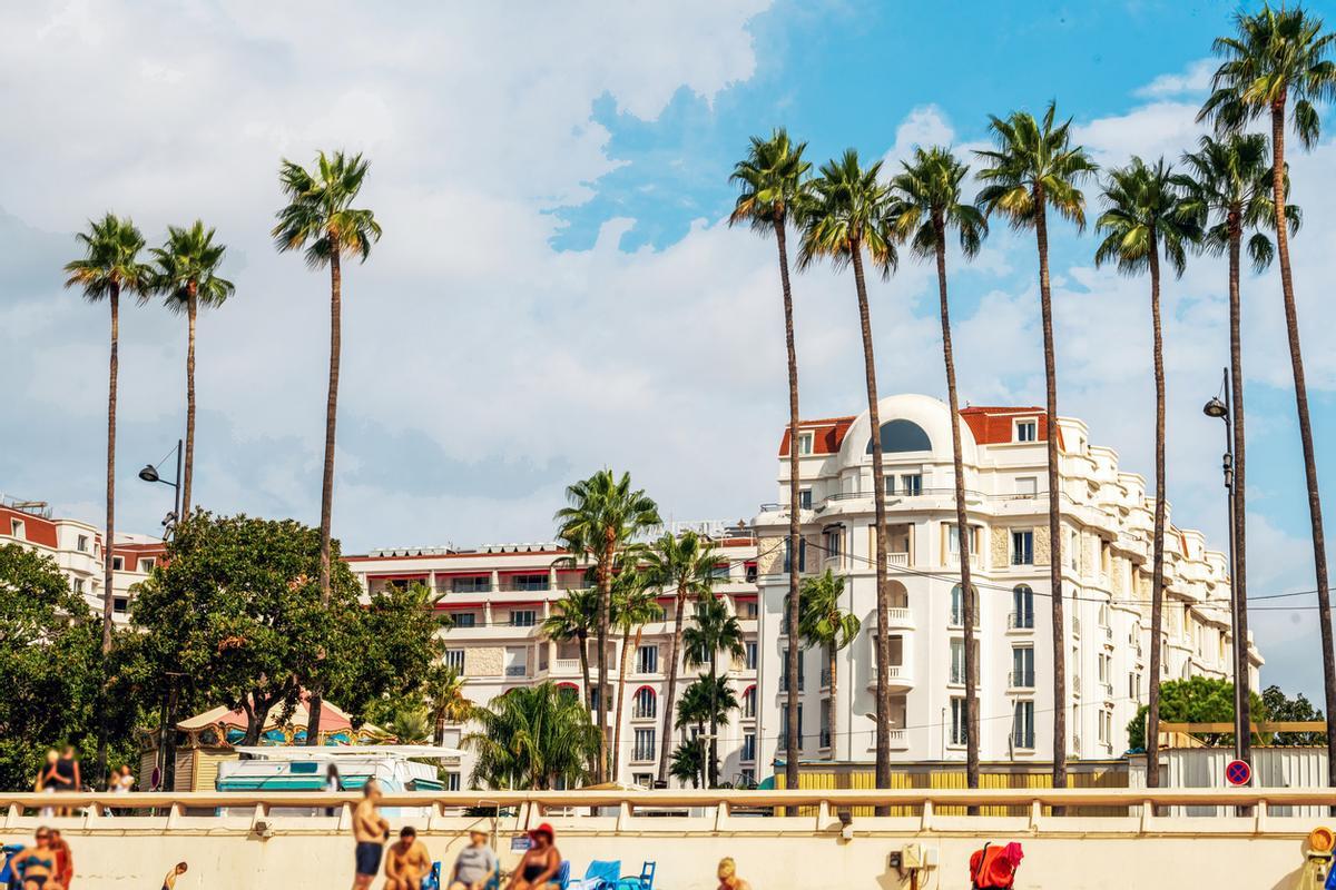 La ciudad de los hoteles de lujo a la orilla del mar.