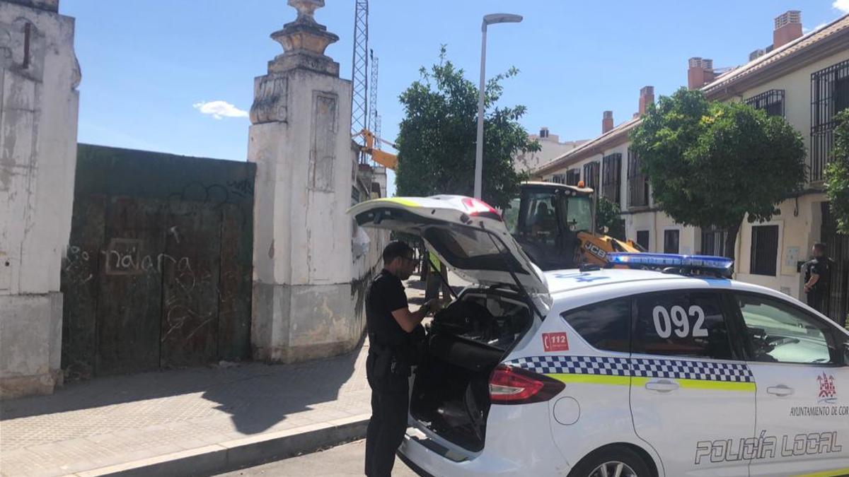 Una patrulla de la Policía Local vigila el acceso lateral al estadio San Eulogio en la tarde del viernes.