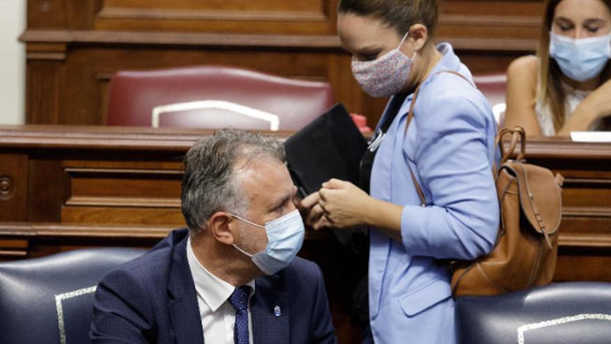 El presidente del Gobierno de Canarias, Ángel Víctor Torres, en el pleno del Parlamento.