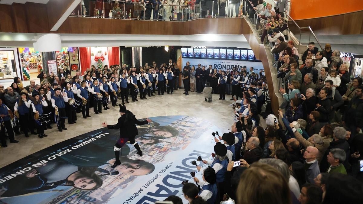 La música de 'Rondallas' toma la la alfombra roja de la película de Sánchez Arévalo en Vigo: «Hacía mucho tiempo que no sentía esta sensación de familia»
