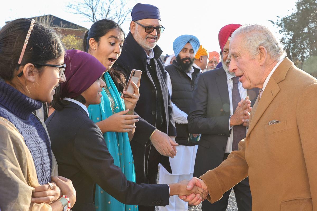 El Rey Carlos III visita el Guru Nanak Gurdwara Luton, donde se brinda enseñanza y práctica religiosa sij para todos los miembros de la comunidad y proporciona servicios sociales voluntarios para los ancianos, jóvenes y otros grupos de la comunidad.