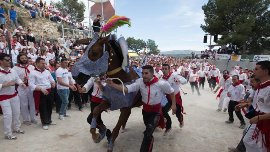 Una de las peñas participantes en la carrera en plena subida de la cuesta.