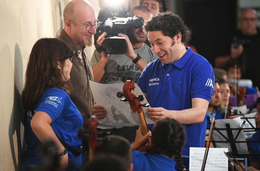 Gustavo Dudamel, con 200 niños músicos de A Coruña