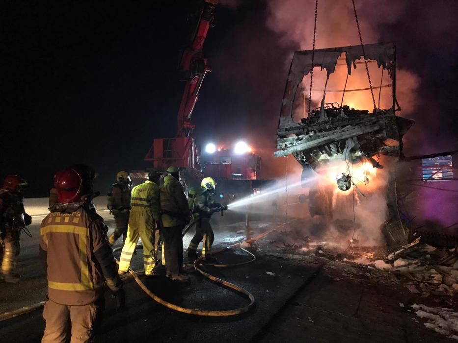 Un camió ha quedat completament cremat a l''autopista, a l''alçada de Bàscara