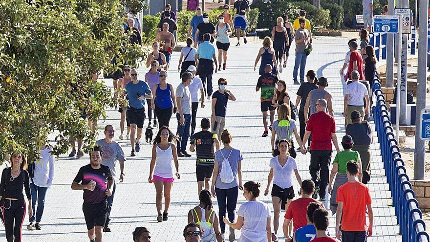 Paseo del Postiguet, lleno de gente durante un fin de semana del mes de mayo