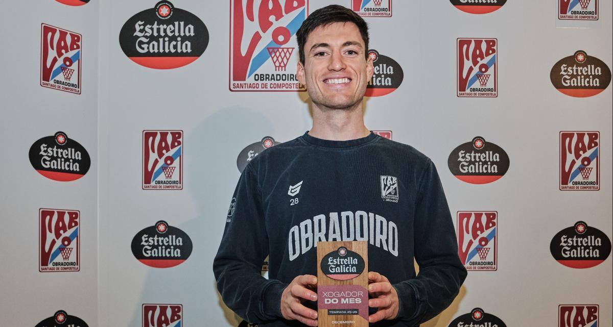 Alex Barcello recoge el MVP Estrella Galicia de diciembre.