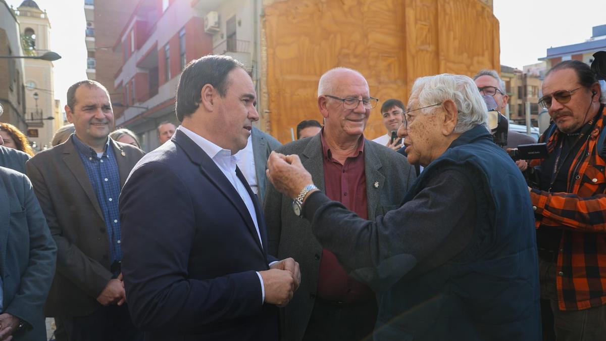 Pérez Llorca atiende a los vecinos en su visita a Paiporta