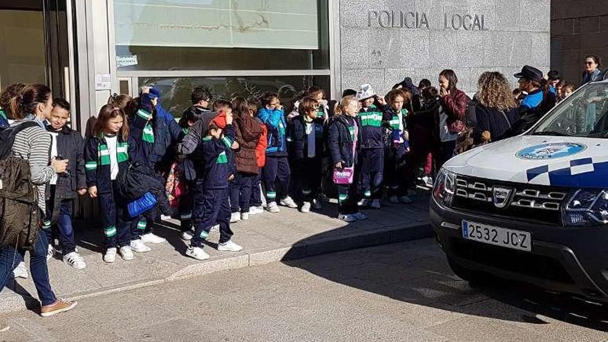 El grupo de alumnos atiende las explicaciones de la Policía. // S.Á.