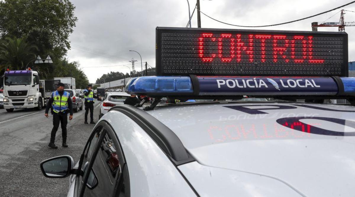 Un control de la Policía Local en Rubiáns. | IÑAKI ABELLA