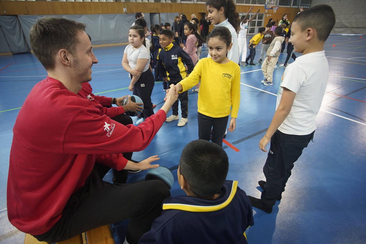 Girona pavello santa eugènia alumnes Escola Santa Eugènia de Girona trobada amb jugadors del Bàsquet Girona