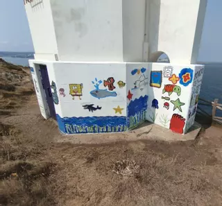 El Concello pide eliminar pintadas en el faro de Mera