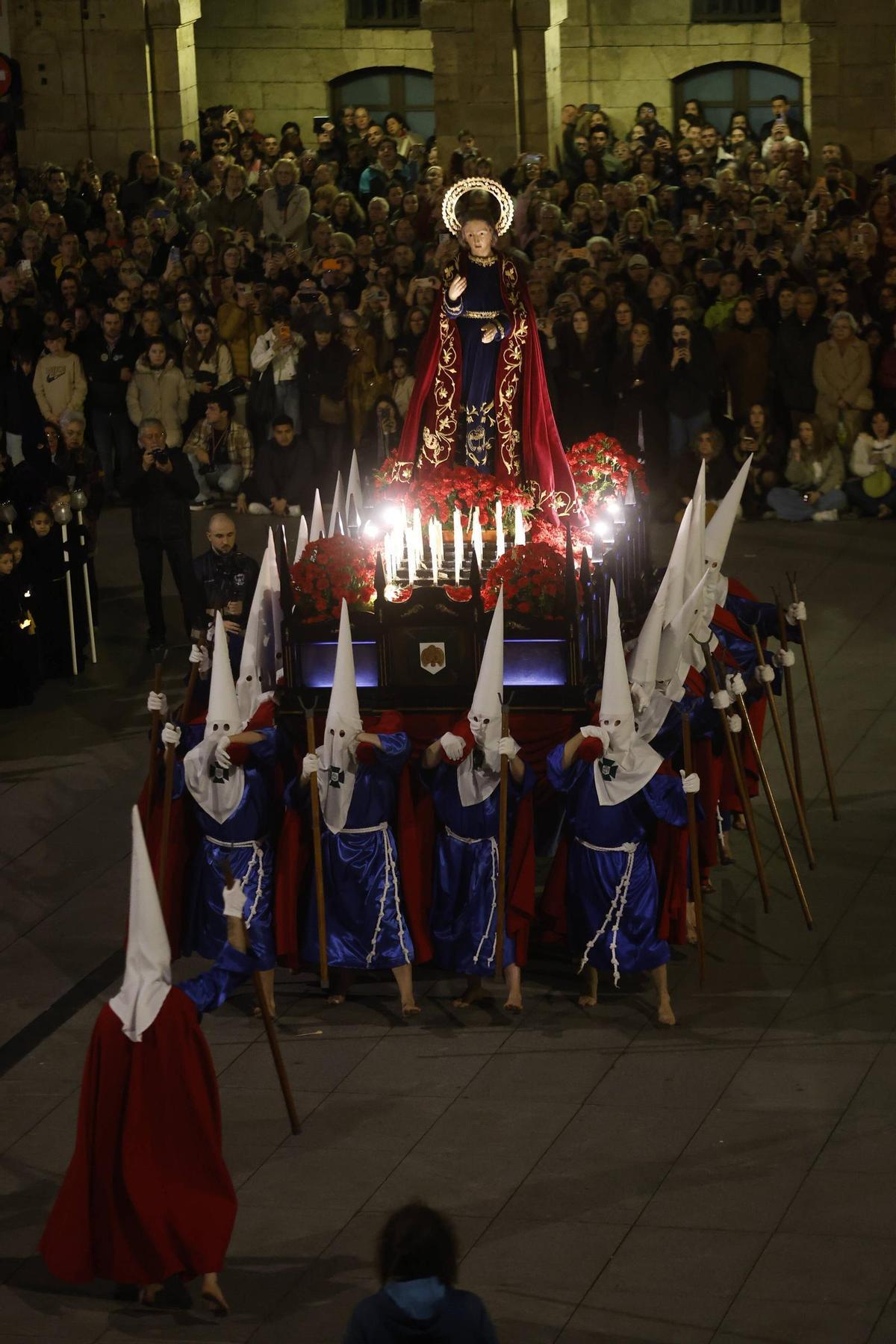 EN IMÁGENES: La multitudinaria procesión del Encuentro en Avilés
