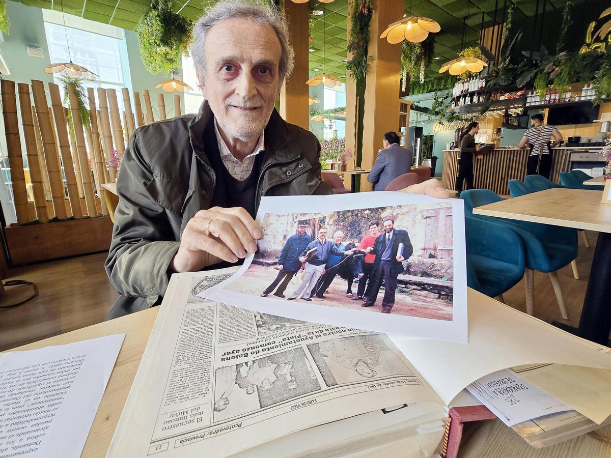 Yarza, con el libro donde tiene encuadernado el pleito judicial y los artículos de prensa de la época, muestra una foto del momento de la «liberación» de la vaca.