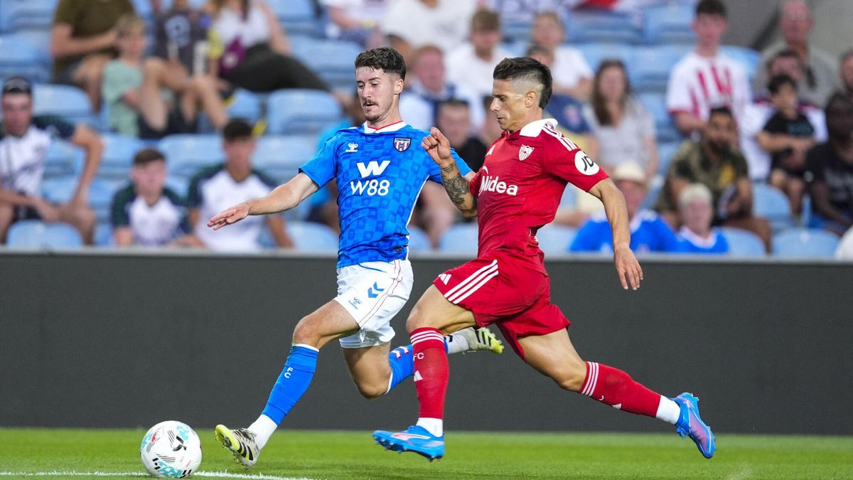 Alfon en una disputa en el partido ante el Sunderland AFC.