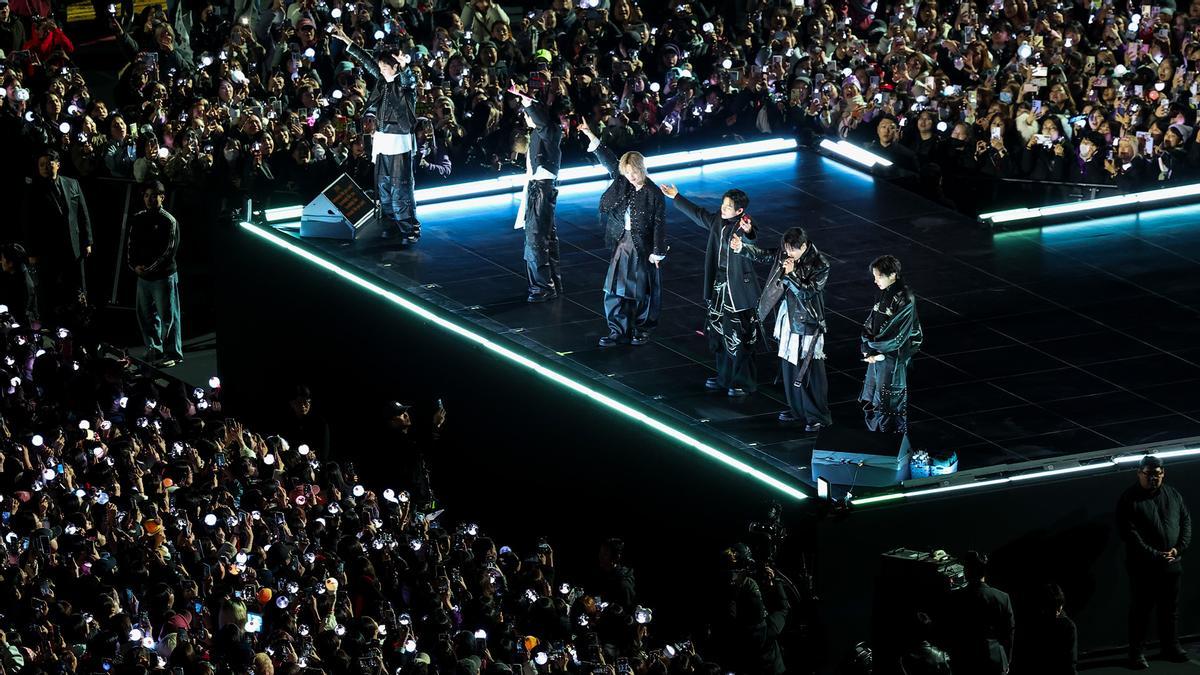 El grupo de K-pop BTS actúa durante su concierto en la plaza Gwanghwamun, su primer espectáculo en casi cuatro años.
