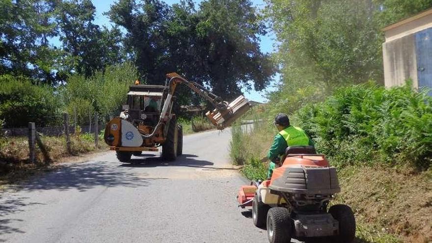 Maquinaria trabajando, ayer, en la parroquia de Ganade. // D. P.