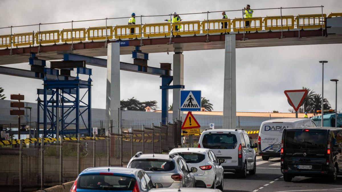 Vehículos en la TF-5, la Autopista del Norte, a su paso por la rotonda del Padre Anchieta en La Laguna. | ANDRÉS GUTIÉRREZ