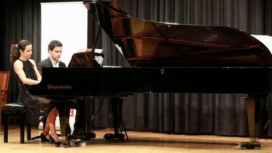 Raquel Sabarís Garijo y Rubén Ramiro Prieto, juntos al piano.