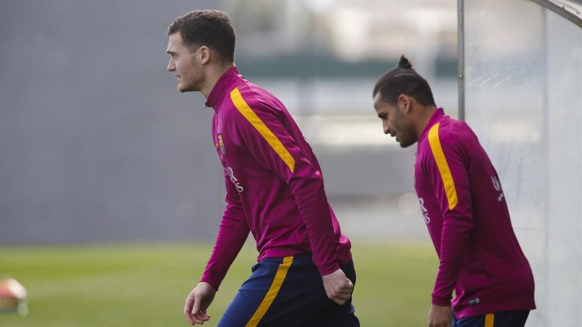 Vermaelen durante un entrenamiento junto a Douglas