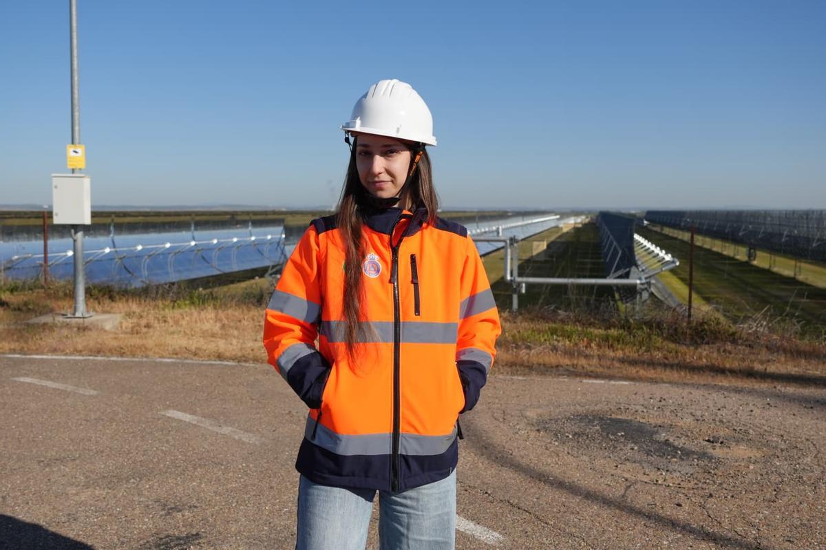 Claudia Torres, técnico de Protección Civil, que ha participado en la revisión del sistema de emergencias de la planta termosolar Astexol 2 en Badajoz.