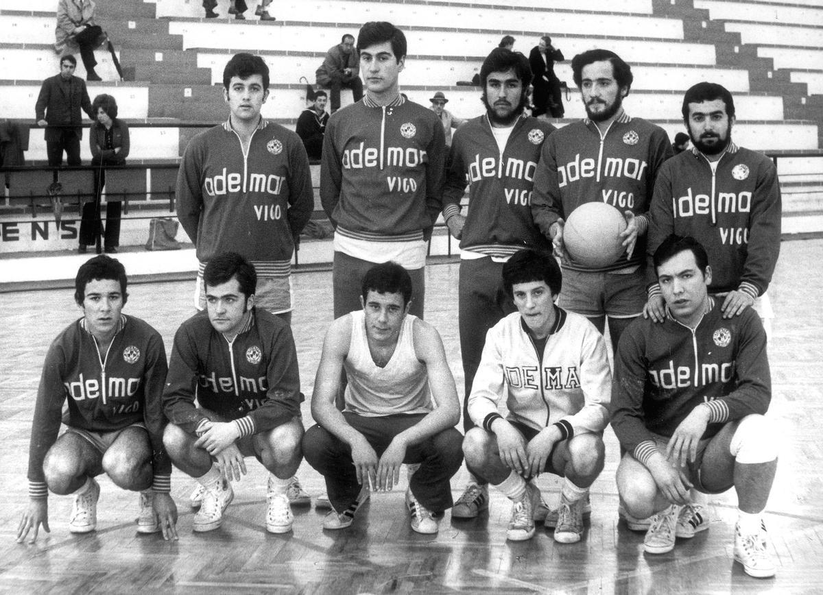 Ademar, con Cholas (tercero, fila de arriba) aún jugando.