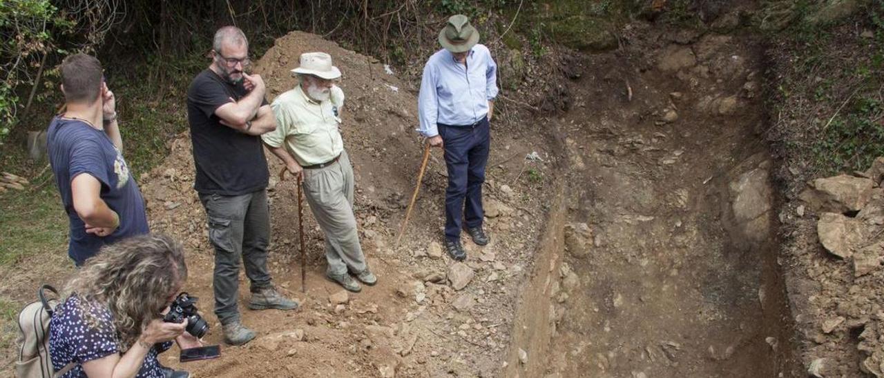 Los arqueólogos, durante la última campaña en el yacimiento. | LNE
