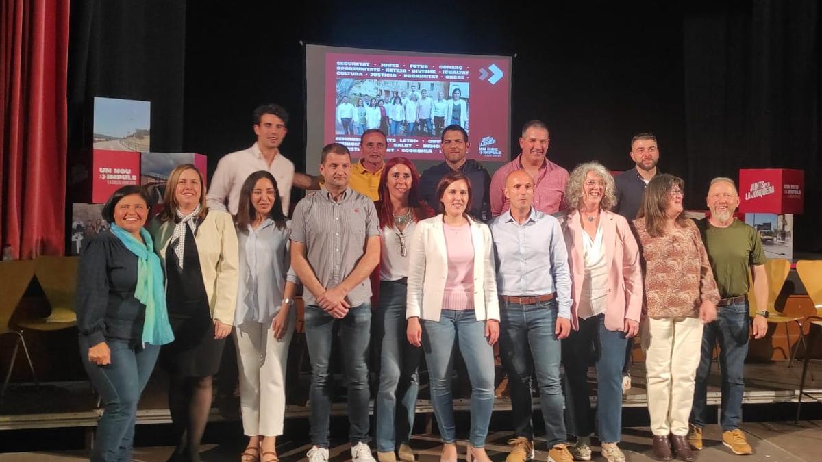 Els integrants de la llista de Junts per la Jonquera, amb Míriam Lanero al davant, durant la presentació de divendres al vespre. | Junts per Catalunya Girona