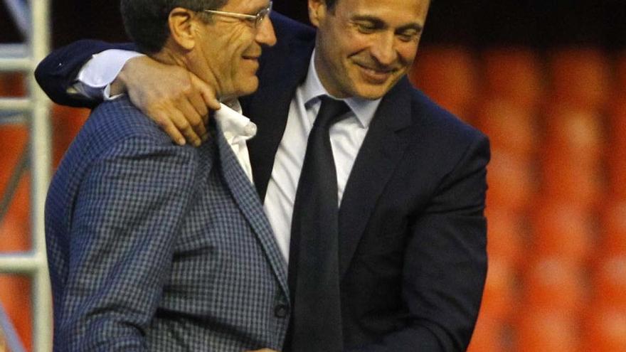 Aurelio y Salvo se abrazan durante la última asamblea informativa del Valencia