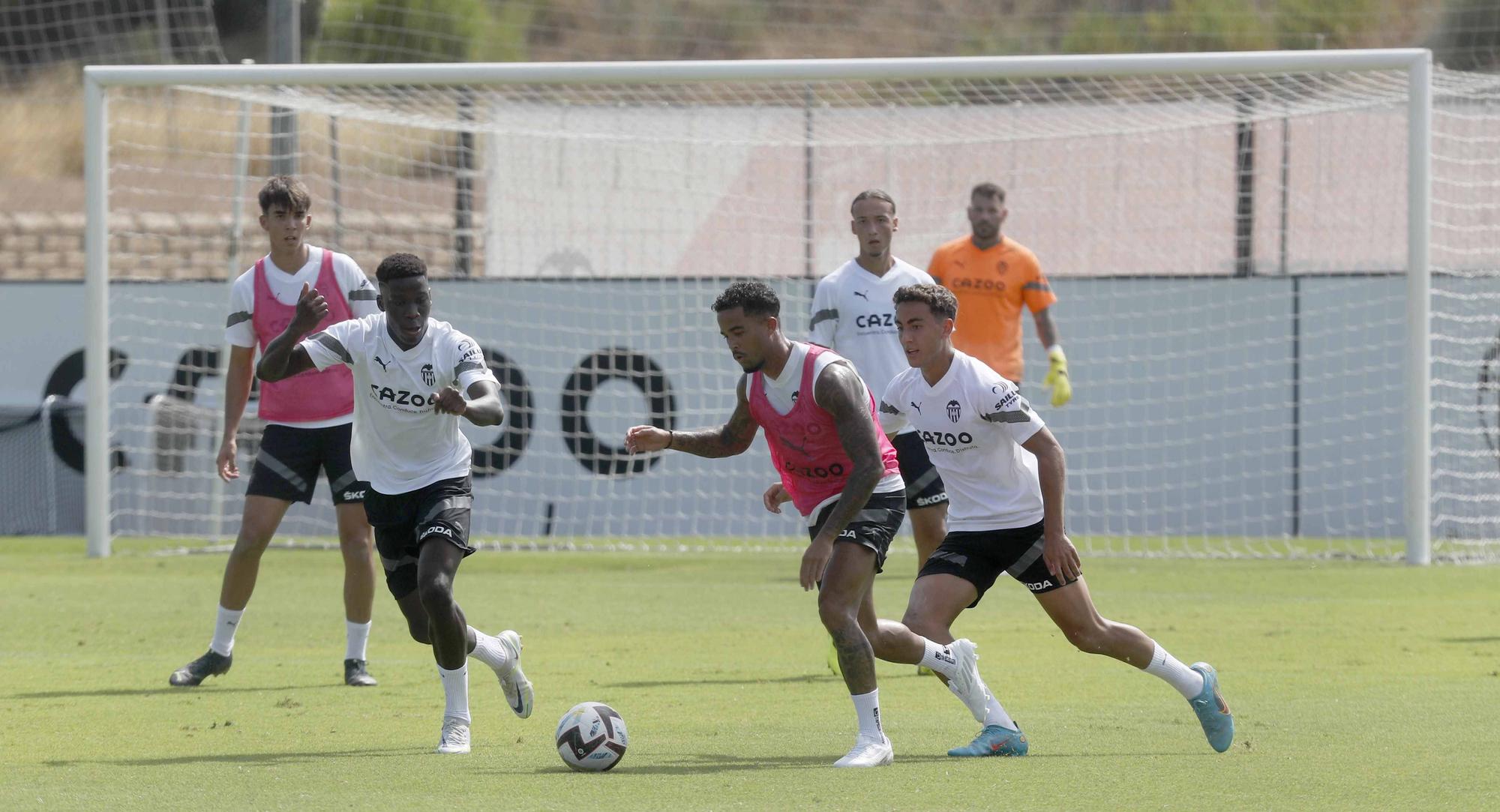 Entrenamiento del Valencia con Herrerín