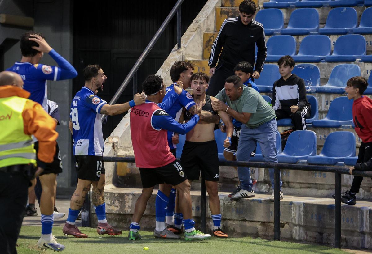 Felicitación a Rafa de Palmas tras marcar el gol del triunfo ante el Juventud Torremolinos en Alicante.