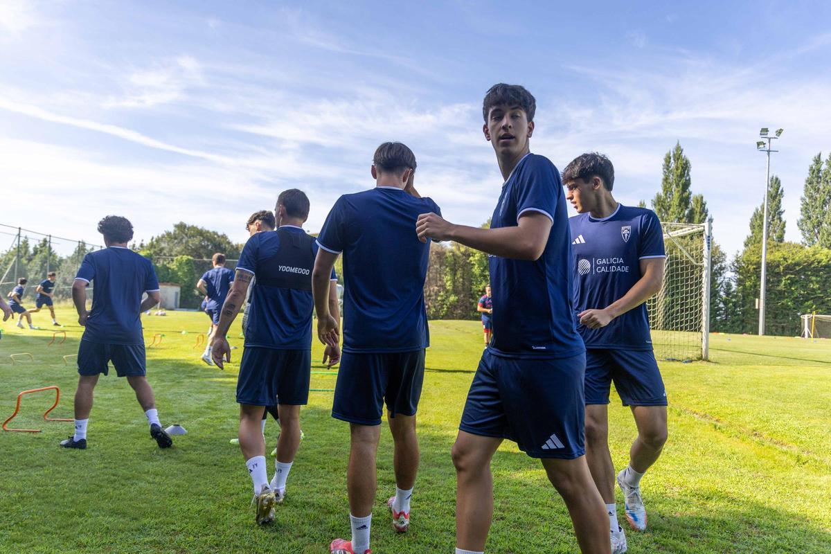 Arranca el Compostela de Carlos de Lerma: "La única manera de enganchar a la afición es demostrarlo en el césped" Arranca el Compostela de Carlos de Lerma: "La única manera de enganchar a la afición es demostrarlo en el césped"